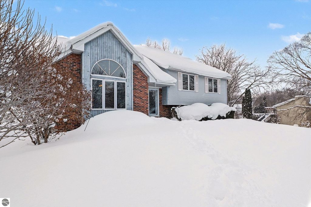 2643 Ra Wa Si, Traverse City, MI 49685