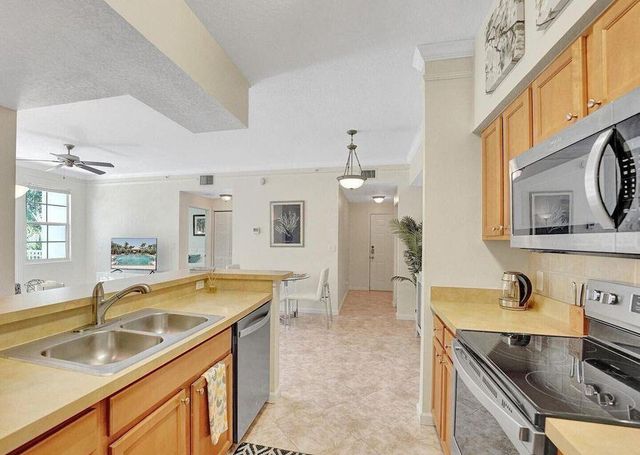 9857 Baywinds Drive 9302, West Palm Beach, FL 33411