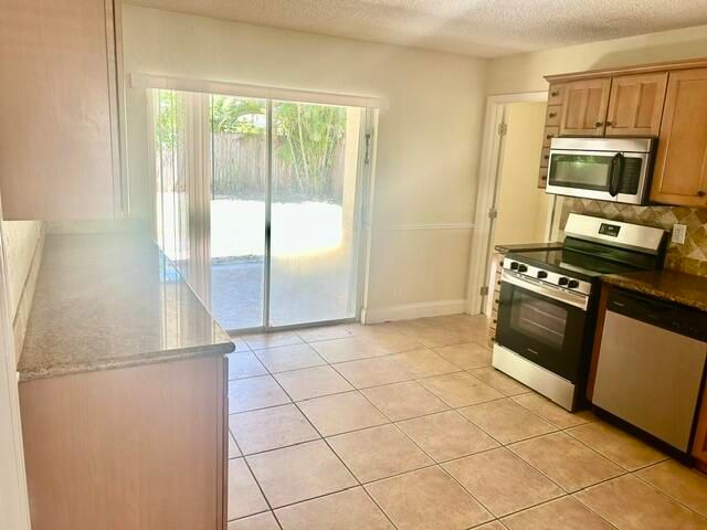 5447 Twin Oakes Road, Greenacres, FL 33463