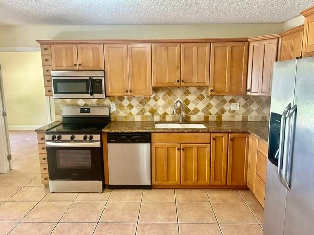 5447 Twin Oakes Road, Greenacres, FL 33463