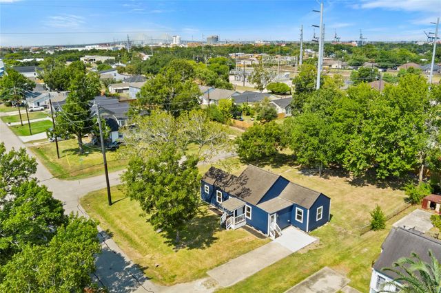 301 S Virginia Street, La Porte, TX 77571