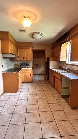 3220 Hilltop Road, Midwest City, OK 73110