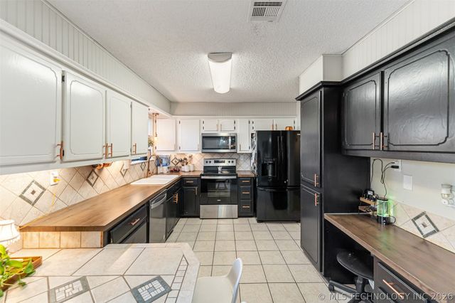 18047 S Quail Meadow Drive, Claremore, OK 74017