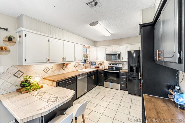 18047 S Quail Meadow Drive, Claremore, OK 74017