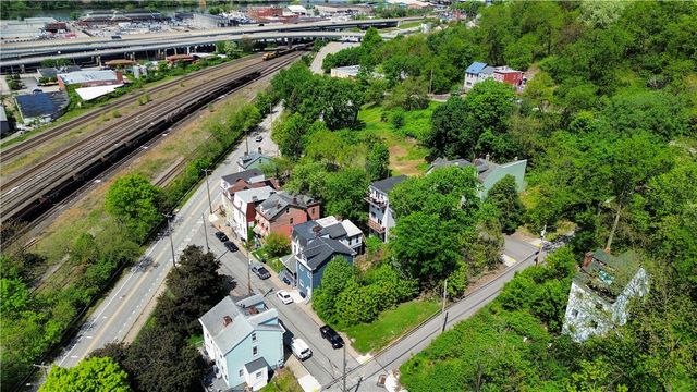 1300 Stranmore St, Manchester, PA 15212