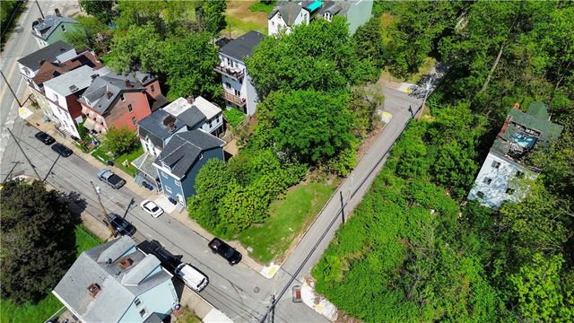 1300 Stranmore St, Manchester, PA 15212