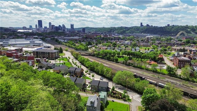 1300 Stranmore St, Manchester, PA 15212