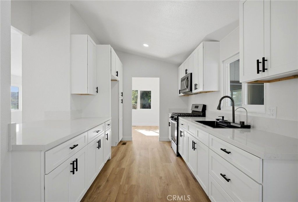 Image 13 of property listing at 28597 Whittier, Winchester, CA 92596