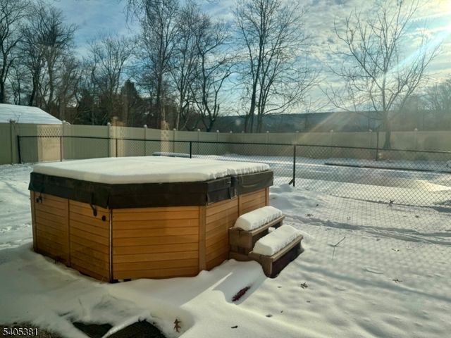 9 Windsor Dr, Jefferson Twp., NJ 07438