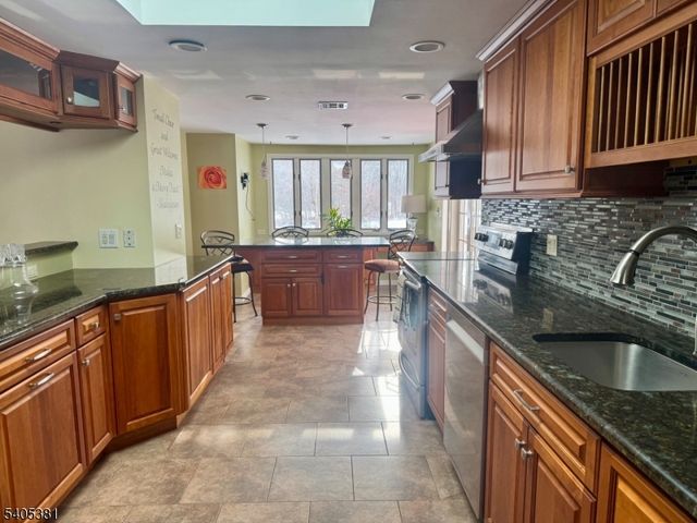 9 Windsor Dr, Jefferson Twp., NJ 07438