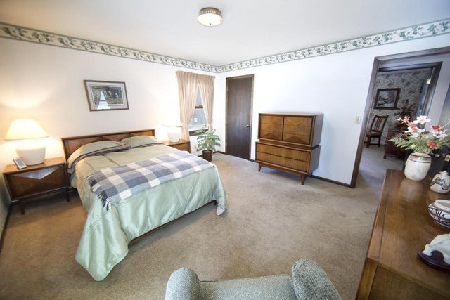 15175 W Kingsway DRIVE, New Berlin, WI 53151