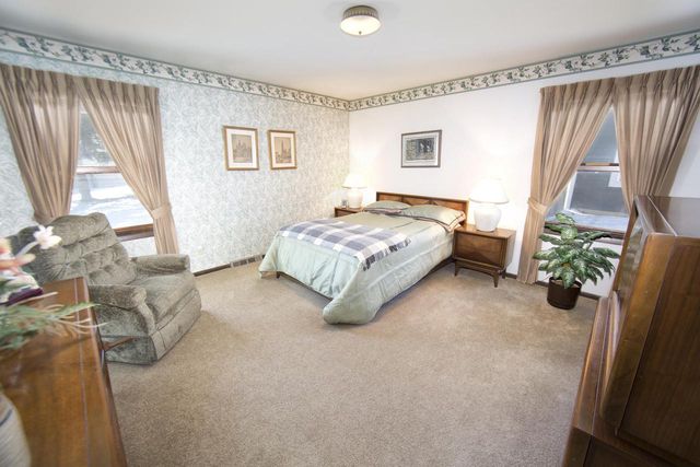 15175 W Kingsway DRIVE, New Berlin, WI 53151