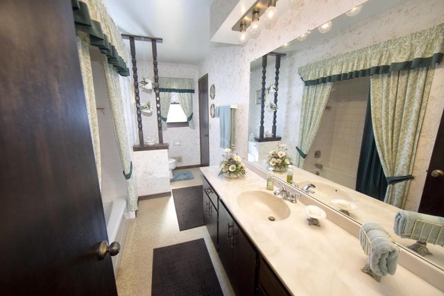 15175 W Kingsway DRIVE, New Berlin, WI 53151