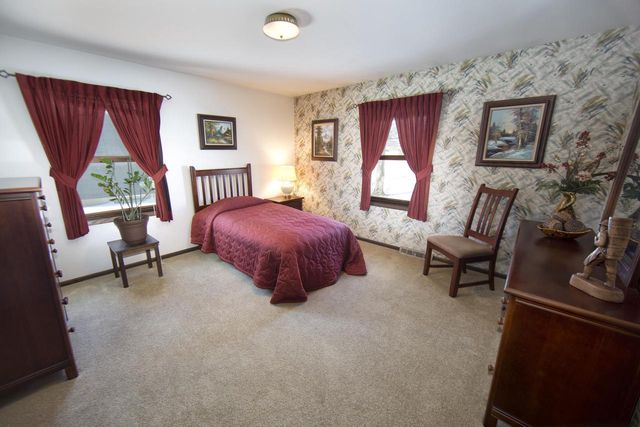 15175 W Kingsway DRIVE, New Berlin, WI 53151