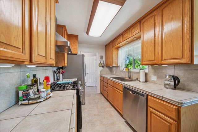 2912 Squire Ave, Redding, CA 96002