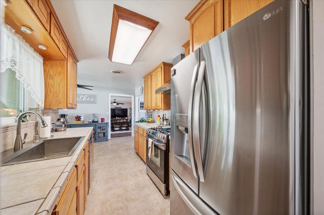 2912 Squire Ave, Redding, CA 96002