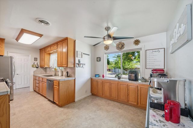 2912 Squire Ave, Redding, CA 96002