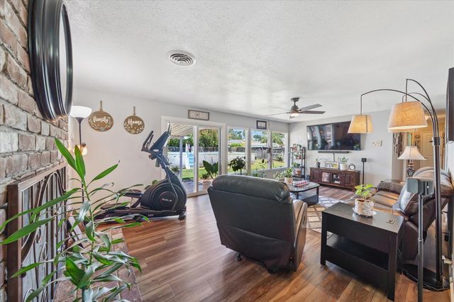 2912 Squire Ave, Redding, CA 96002