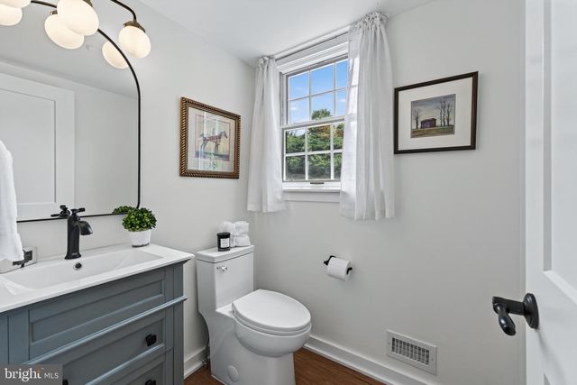 2450 WHITE HORSE RD, Berwyn, PA 19312