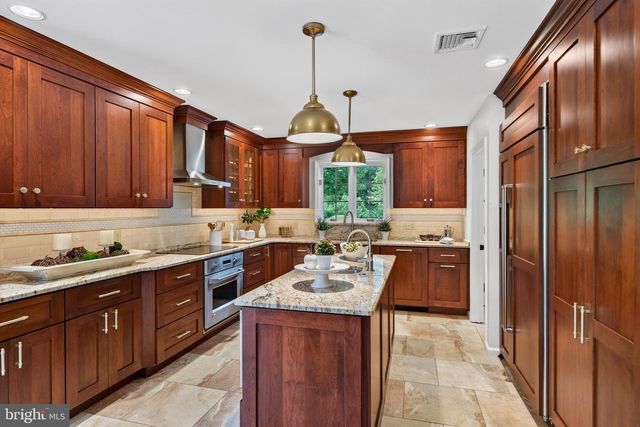 2450 WHITE HORSE RD, Berwyn, PA 19312