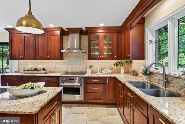 2450 WHITE HORSE RD, Berwyn, PA 19312