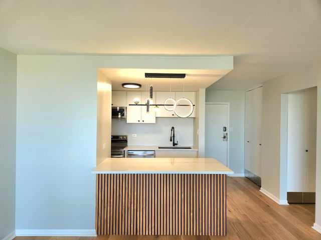 2015 S Finley Road S 900, Lombard, IL 60148