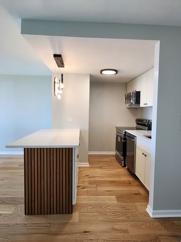 2015 S Finley Road S 900, Lombard, IL 60148