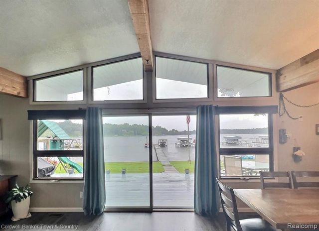 10868 Bob White Beach Boulevard, Whitmore Lake, MI 48189