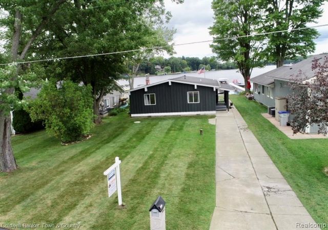 10868 Bob White Beach Boulevard, Whitmore Lake, MI 48189