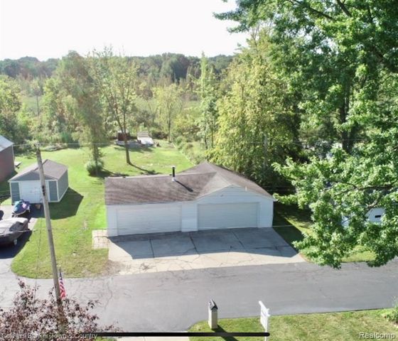 10868 Bob White Beach Boulevard, Whitmore Lake, MI 48189