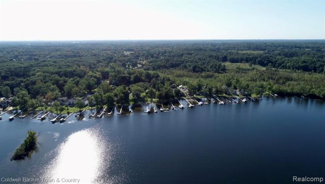 10868 Bob White Beach Boulevard, Whitmore Lake, MI 48189