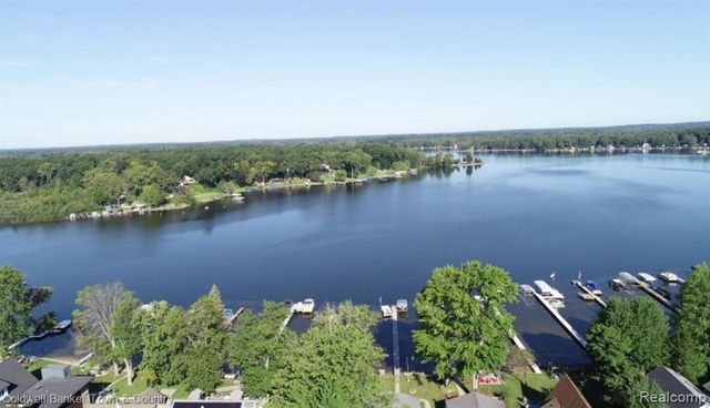 10868 Bob White Beach Boulevard, Whitmore Lake, MI 48189