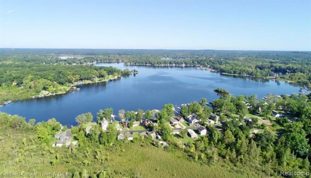 10868 Bob White Beach Boulevard, Whitmore Lake, MI 48189