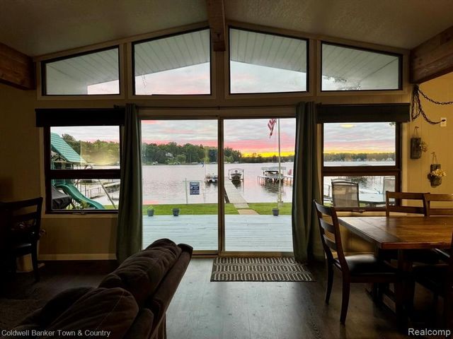 10868 Bob White Beach Boulevard, Whitmore Lake, MI 48189