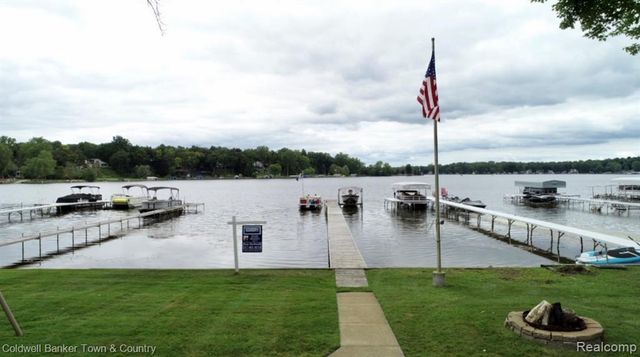 10868 Bob White Beach Boulevard, Whitmore Lake, MI 48189