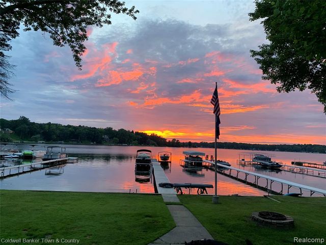 10868 Bob White Beach Boulevard, Whitmore Lake, MI 48189