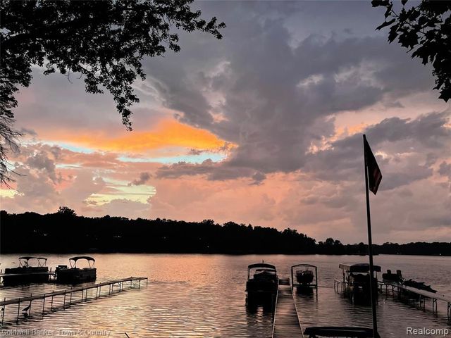 10868 Bob White Beach Boulevard, Whitmore Lake, MI 48189