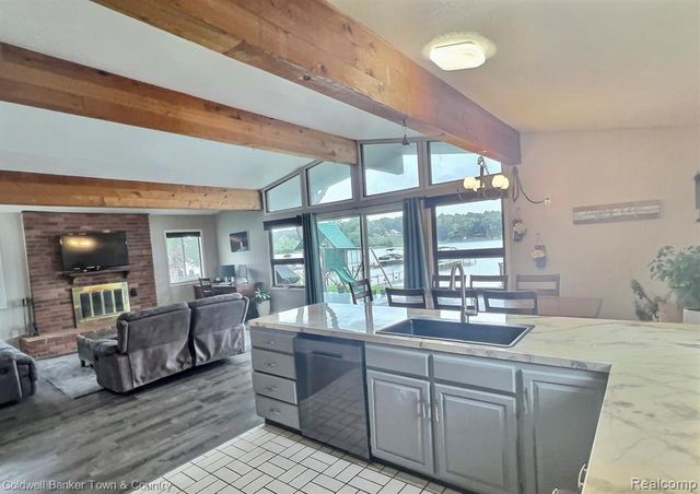 10868 Bob White Beach Boulevard, Whitmore Lake, MI 48189