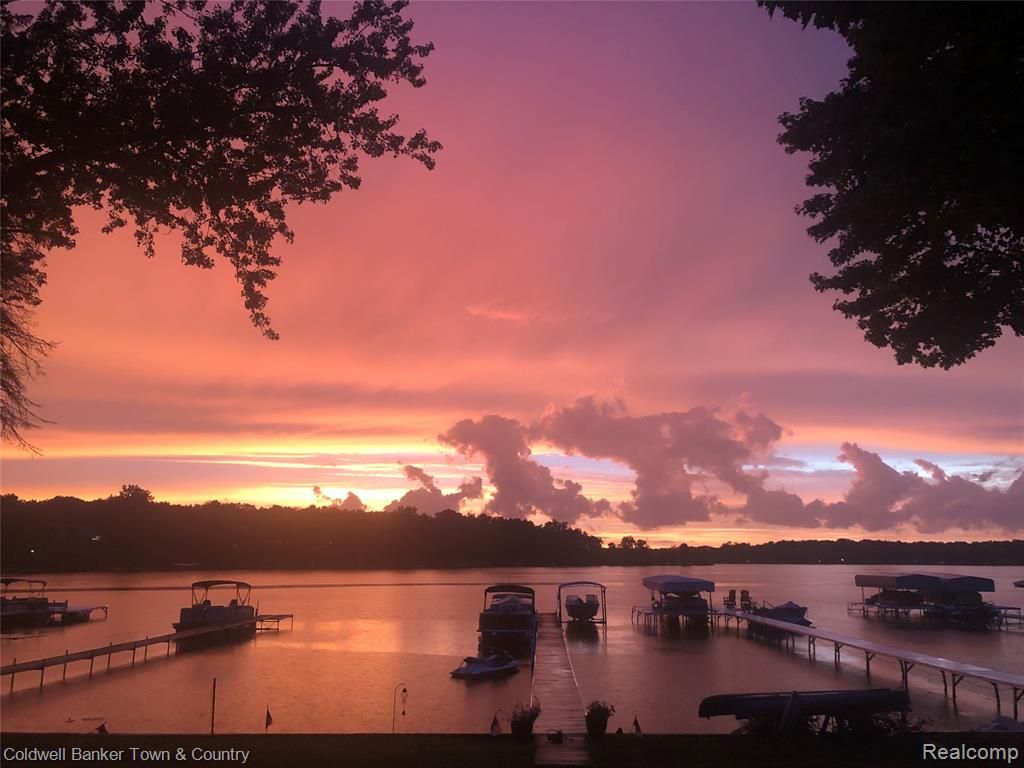 10868 Bob White Beach Boulevard, Whitmore Lake, MI 48189