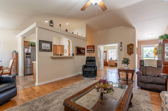 5718 W 15th Ave, Kennewick, WA 99338