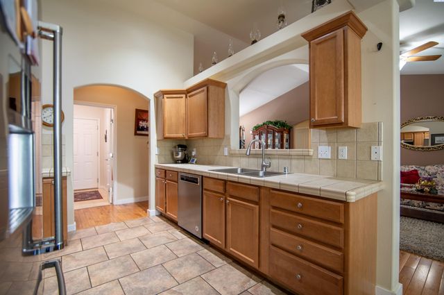 5718 W 15th Ave, Kennewick, WA 99338