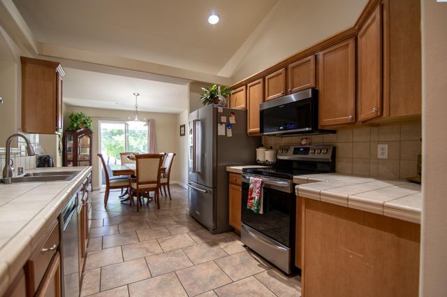 5718 W 15th Ave, Kennewick, WA 99338