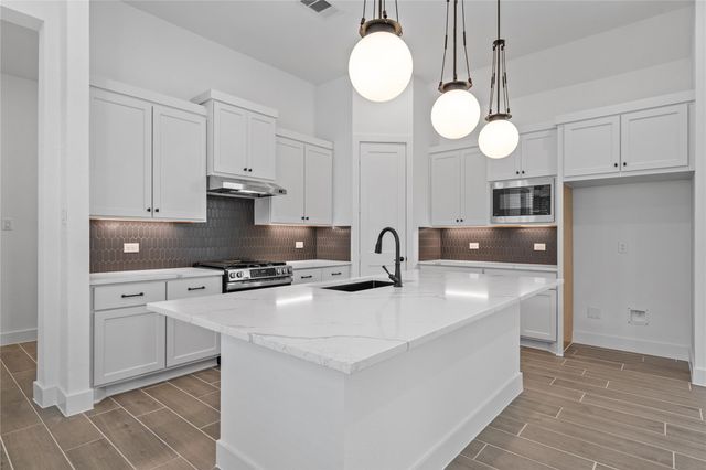 11914 North Pavillion Drive, Mont Belvieu, TX 77523