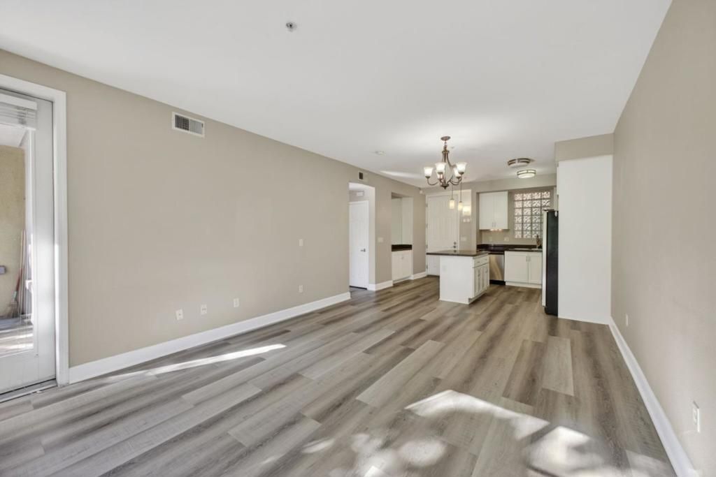 Image 15 of property listing at 800 N 8th Street 103, San Jose, CA 95112