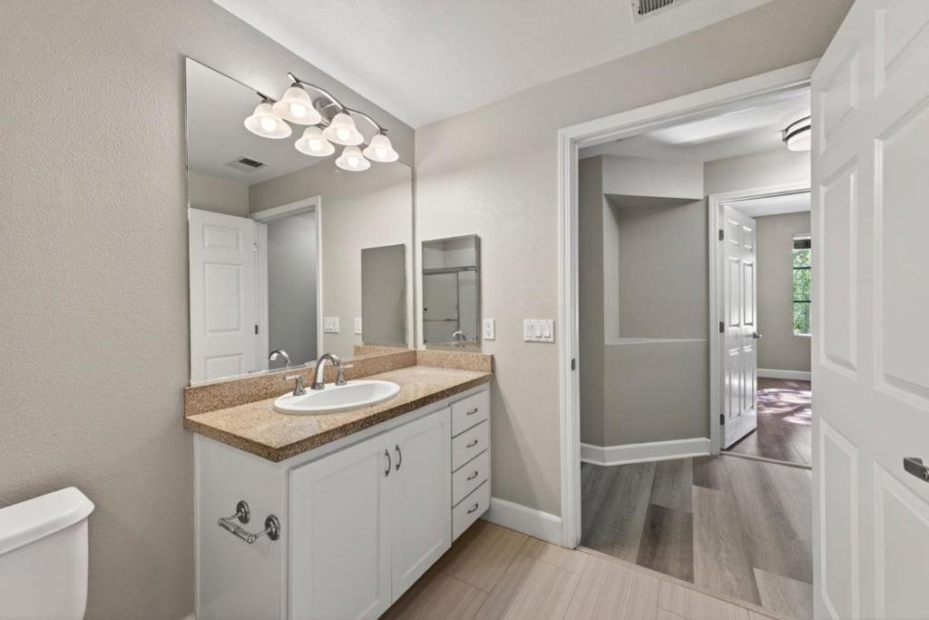 Image 27 of property listing at 800 N 8th Street 103, San Jose, CA 95112