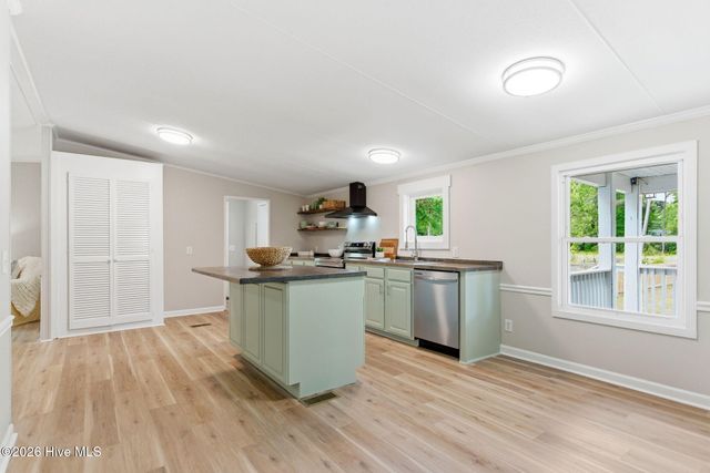 73 J E Batson Road, Hampstead, NC 28443
