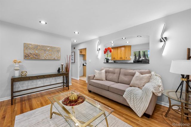 2420 E Lincoln Avenue, Royal Oak Charter Township, MI 48067