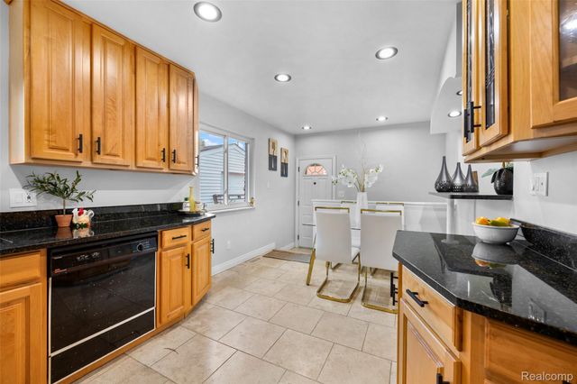 2420 E Lincoln Avenue, Royal Oak Charter Township, MI 48067