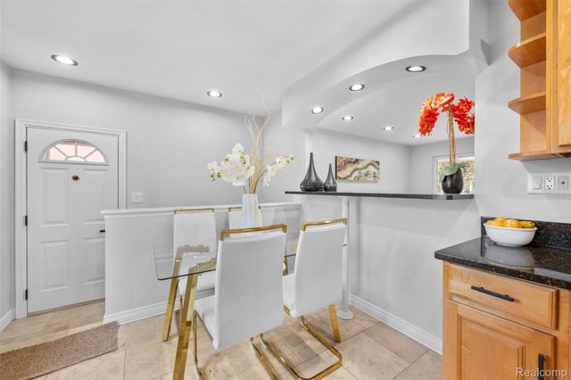 2420 E Lincoln Avenue, Royal Oak Charter Township, MI 48067