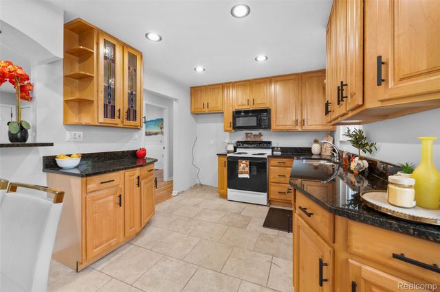 2420 E Lincoln Avenue, Royal Oak Charter Township, MI 48067